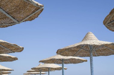 Birçok plaj şemsiye hasır gökyüzünde Hurgada, Egyp üzerinden