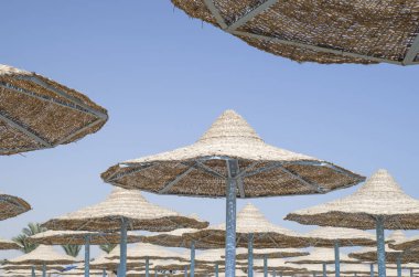 Birçok plaj şemsiye hasır gökyüzünde Hurgada, Egyp üzerinden