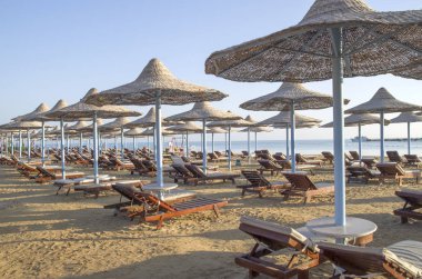Birçok plaj şemsiye hasır ve lounge koltukları, Hurgada, Egyp