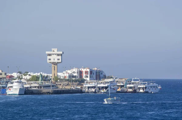 游艇港口与海洋航海塔在埃及的胡尔加达 — 图库照片