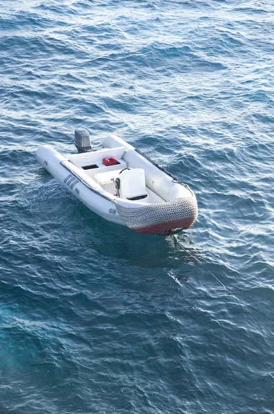 Resgate Barco Inflável Mar Rebocado Por Iate Hurgad — Fotografia de Stock