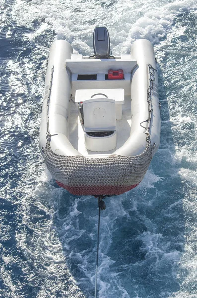 Hurgad bir yat tarafından çekilerek denizde şişme tekne kurtarma