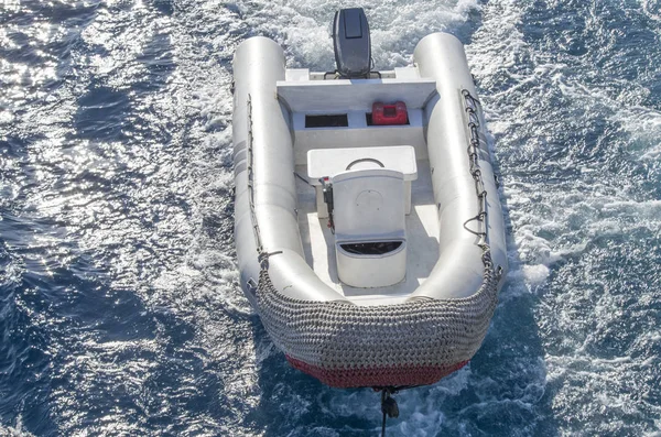 Hurgad bir yat tarafından çekilerek denizde şişme tekne kurtarma