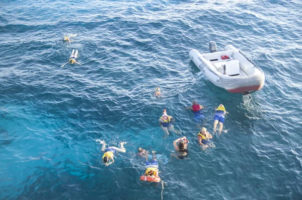 Nadadores Rescatan Bote Inflable Mar Hurgad Fotos de stock libres de derechos