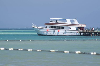 Denize yakın iskele ve Hurgada, Egyp içinde gezinme engelleri bağlantılı tekne