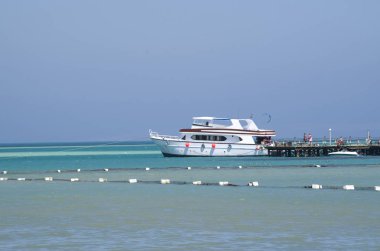 Denize yakın iskele ve Hurgada, Egyp içinde gezinme engelleri bağlantılı tekne