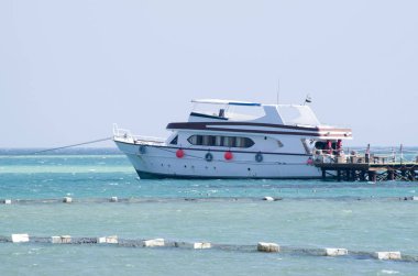 Denize yakın iskele ve Hurgada, Egyp içinde gezinme engelleri bağlantılı tekne
