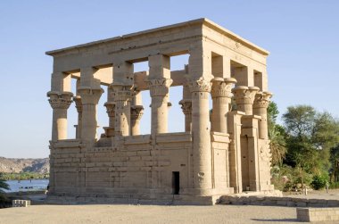 Agilika Adası üzerinden Elefantin Egyp Isis Tapınağı'nda Trajan'ın Kiosk