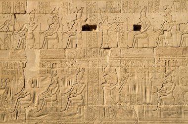 Isis Tapınağı Elefantin Egyp gelen Firavun sunan hediyeler üzerinde oyma Tanrılar için duvar