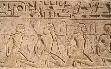Esirler içinde Abu Simbel Tapınağı Ramses II, Egyp bir satır gösteren kabartma