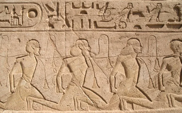 Esirler içinde Abu Simbel Tapınağı Ramses II, Egyp bir satır gösteren kabartma