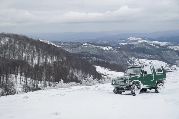 Jeep Zasněžené Hory Zimě — Stock fotografie