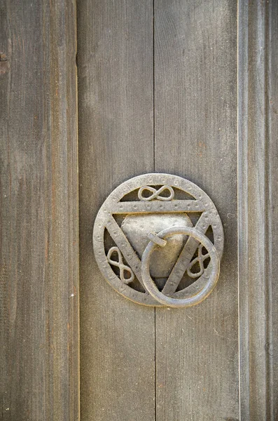 Bouton Porte Rond Avec Symbole Infini Sur Vieille Porte Bois — Photo