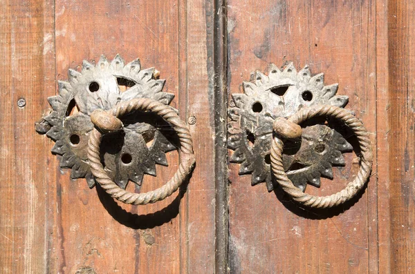 Δύο Στρογγυλές Doorknobs Την Παλιά Ξύλινη Πόρτα Bulgari — Φωτογραφία Αρχείου