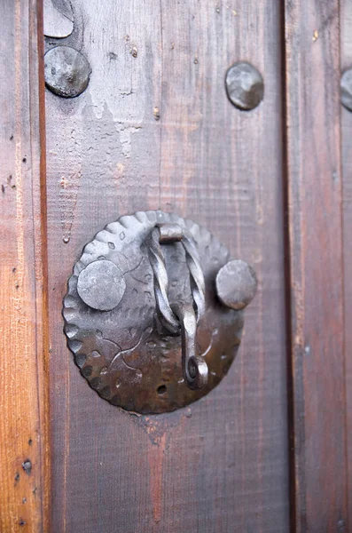 木製ドア ブルガリ ラウンド形状と新しい装飾のドアノッカー — ストック写真