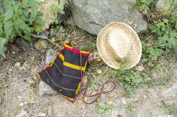 五颜六色的手工羊毛编织袋和草帽在地上 宝格丽 — 图库照片