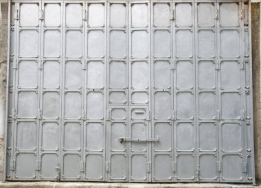 Bir asma kilit parçası büyük bir kapı, Plovdiv, Bulgaristan ile eski küçük süslü metal kapı,