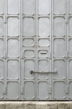 Bir asma kilit, büyük bir doo parçası ile eski küçük süslü metal kapı