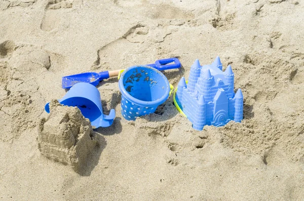 儿童沙滩玩具 和沙堡 — 图库照片