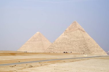 Güneşli bir gün, Kahire, Mısır iki büyük piramitlerin görünümü