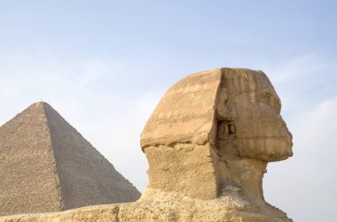 Sfenks Sideview Closeup againts Keops Piramidi, Cairo
