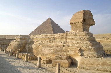 Sfenks Sideview Closeup againts Keops Piramidi, Cairo