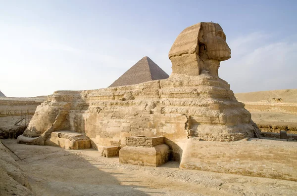 Esfinge Vista lateral Primer plano contra la Gran Pirámide, Egipto — Foto de Stock