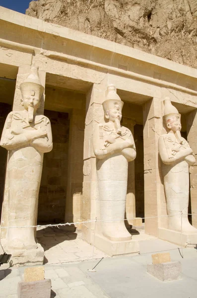 Terasz pillér Hatsepszut Mo elkötelezett Osiride szobraival — Stock Fotó