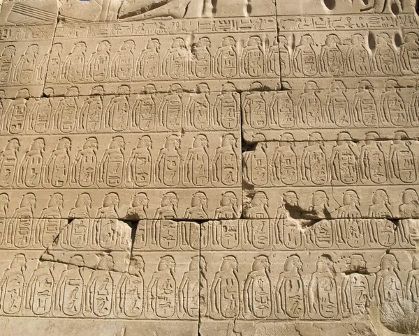 Relieve que representa filas de cautivos en el templo de Karnak en Luxor , — Foto de Stock