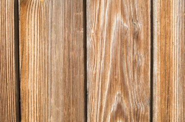 Eski duvarda sıraya ahşap