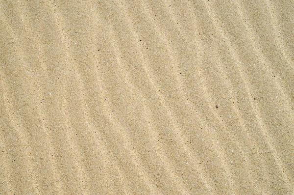 Geel zand met golven op het strand closeup — Stockfoto