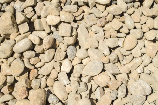Куча грязных круглых речных камешков — стоковое фото