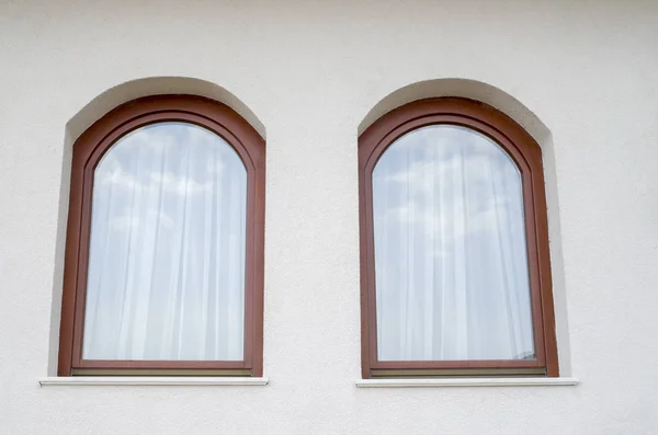 Dvě dřevěná klenutá okna s tenkou bezešvou záclonou — Stock fotografie