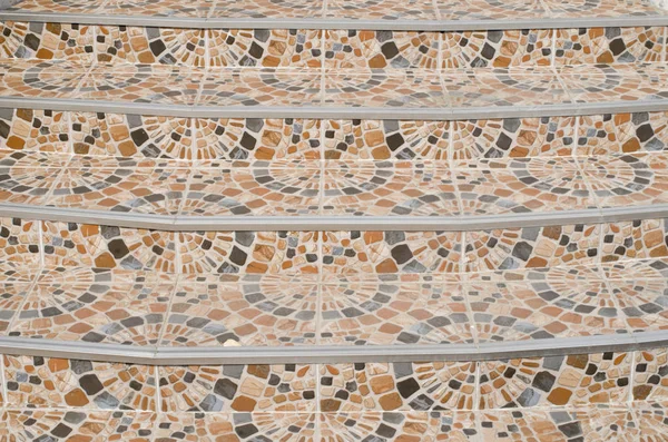 Neue Außentreppe mit dekorativen Keramikfliesen verkleidet — Stockfoto
