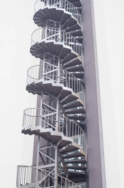 Escada de escada de incêndio espiral do lado de fora da fachada do edifício no hotel — Fotografia de Stock