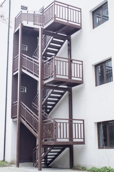 Escaleras de escape de incendios frente a la fachada del edificio en hotel — Foto de Stock