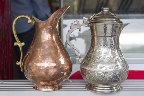 Dois jarros de cobre orientais para chá em Tbilisi, Geórgia — Fotografia de Stock