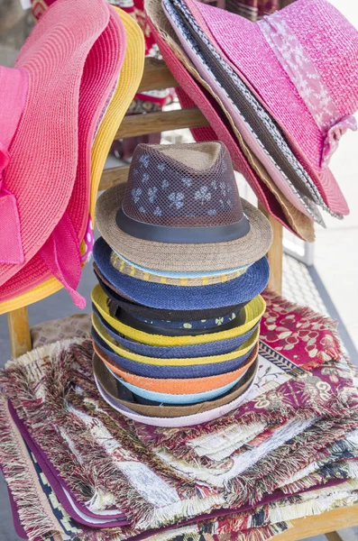 Många färgglada sommar Panama hattar för kvinna och man i Armenien — Stockfoto