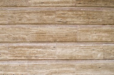 Duvarda yeni cilalı dilimlenmiş taş kaplama