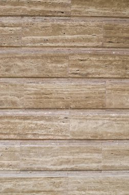 Duvarda yeni cilalı dilimlenmiş taş kaplama