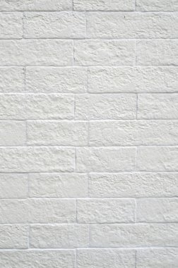 Duvarda yeni beyaz seramik karolar