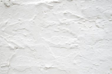 Duvarda yeni beyaz boyalı eski alçı