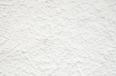 Duvarda yeni beyaz boyalı eski alçı