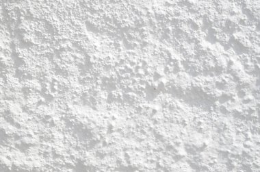 Duvarda yeni beyaz boyalı eski alçı