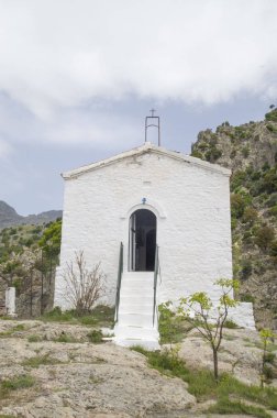 Yüksek kayalıklarda Panagia Kremniotissa kilisesi, Samothraki adası, G