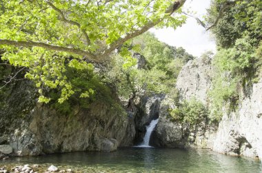 S'deki Fonias nehri üzerindeki kayalıklardan düşen ikinci şelale