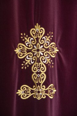 Çapraz bordo perde üzerinde parlak altın iplik ile işlemeli 