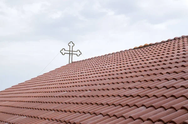 空に対するギリシャの教会の屋根の上の金属の十字架 — ストック写真