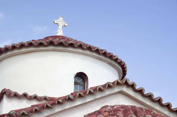 Stone cross on the dome of a church in Greece — Stock Photo, Image