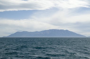 Yunanistan'da Samothraki adası ve dağ Saos görünümü